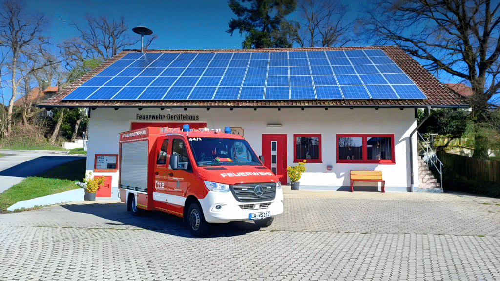 FFW Weihenstephan Feuerwehrhaus mit Feuerwehrauto