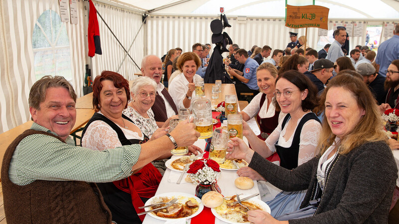 Die Festgäste und Festdamen